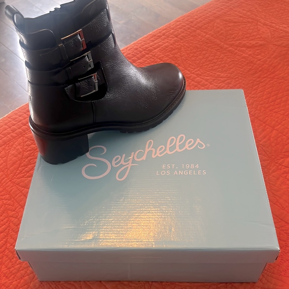 Seychelles Size 8 black 2” chunky heel black leather boot ‘Give It a Whirl’
